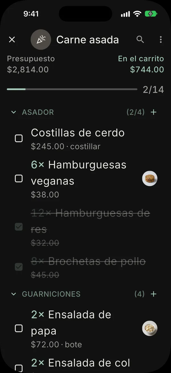 Lista para una parrillada en modo oscuro con presupuesto, total del carrito y barra de progreso